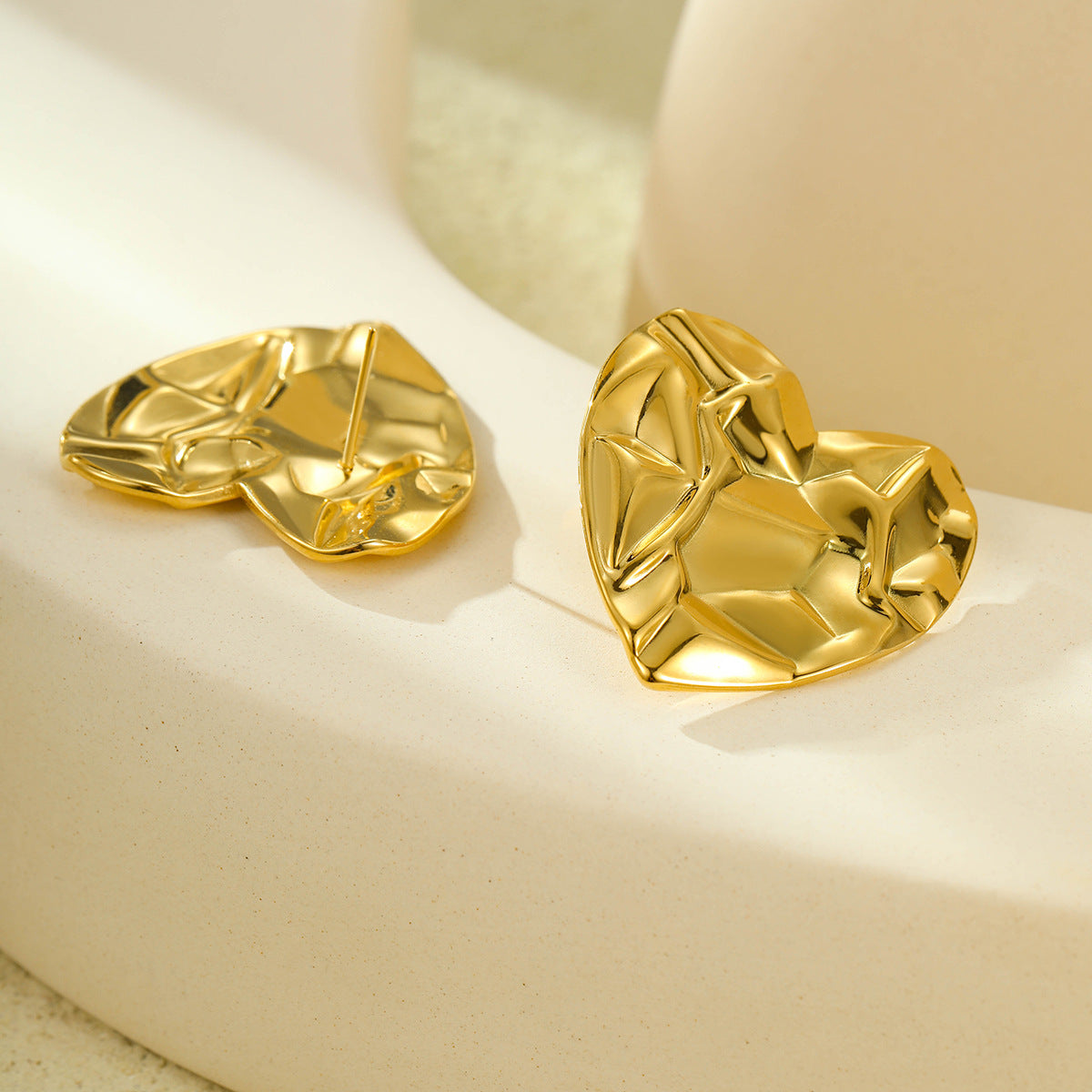 Pendientes de tuerca de acero inoxidable con forma de corazón texturizado estilo vintage con chapado en oro de 18 quilates