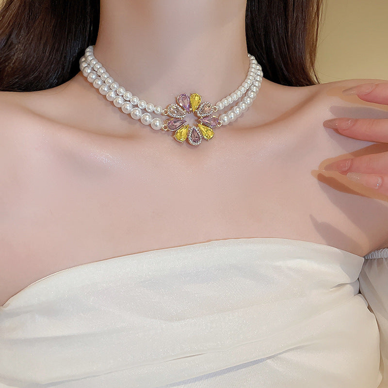 Elegante collar con colgante de lazo de diamantes de imitación y detalles de nácar perlado para mujer — Delicada cadena para clavícula en estilo de lujo minimalista y a la moda