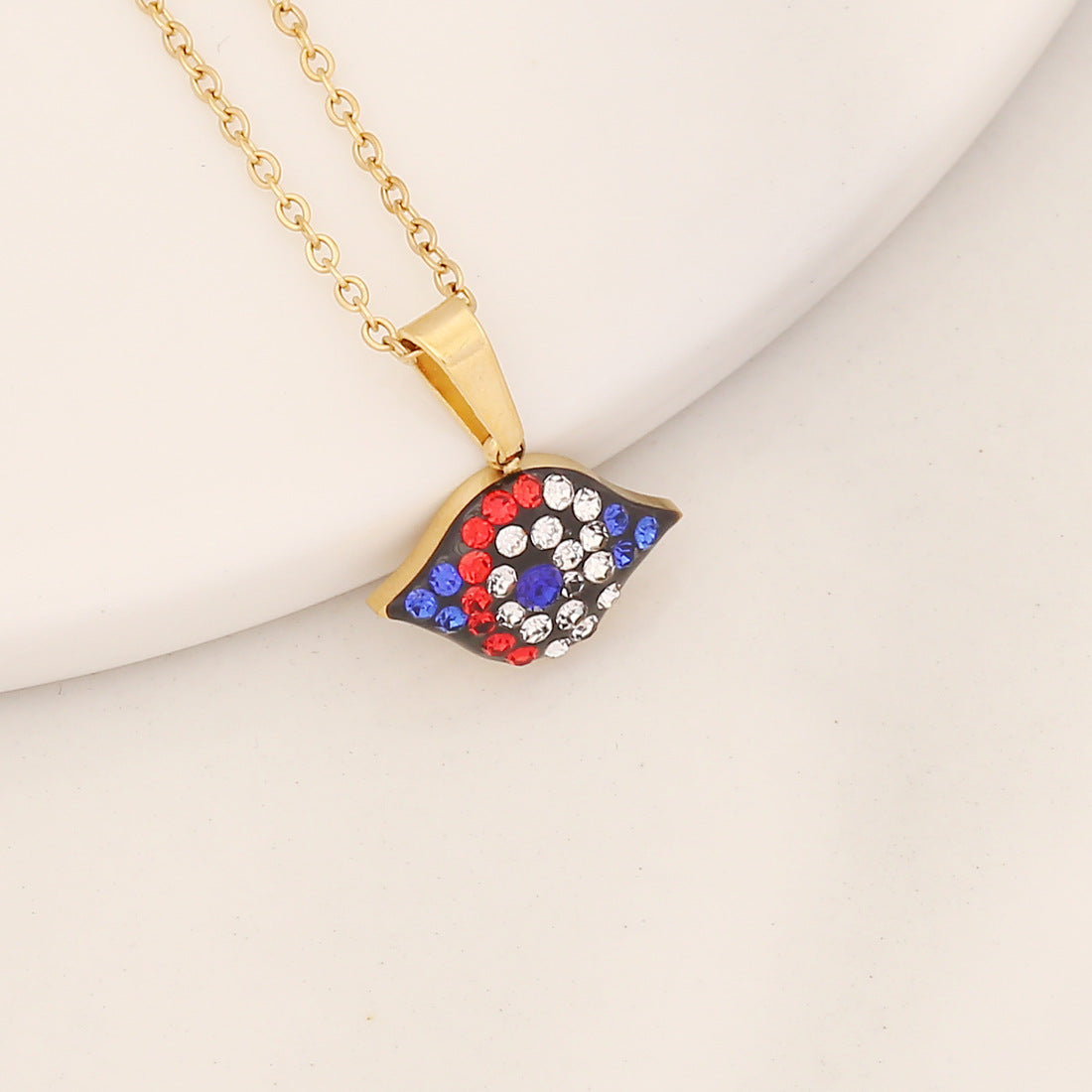 Collana con pendente a forma di occhio in acciaio inossidabile audace con finitura a olio a goccia