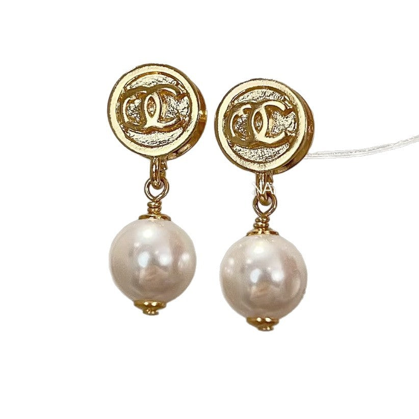 Elegantes pendientes colgantes de perlas redondas con doble C y postes de plata de ley 925 para mujer