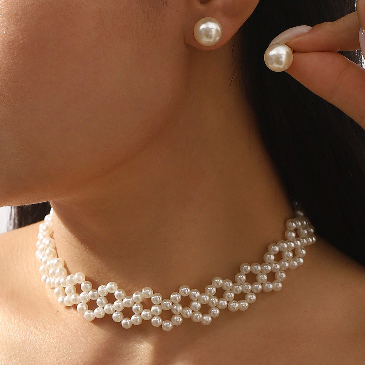 Elegante set collana girocollo e orecchini a perno da donna con perle e design con intarsi di perle dall'estetica naturale