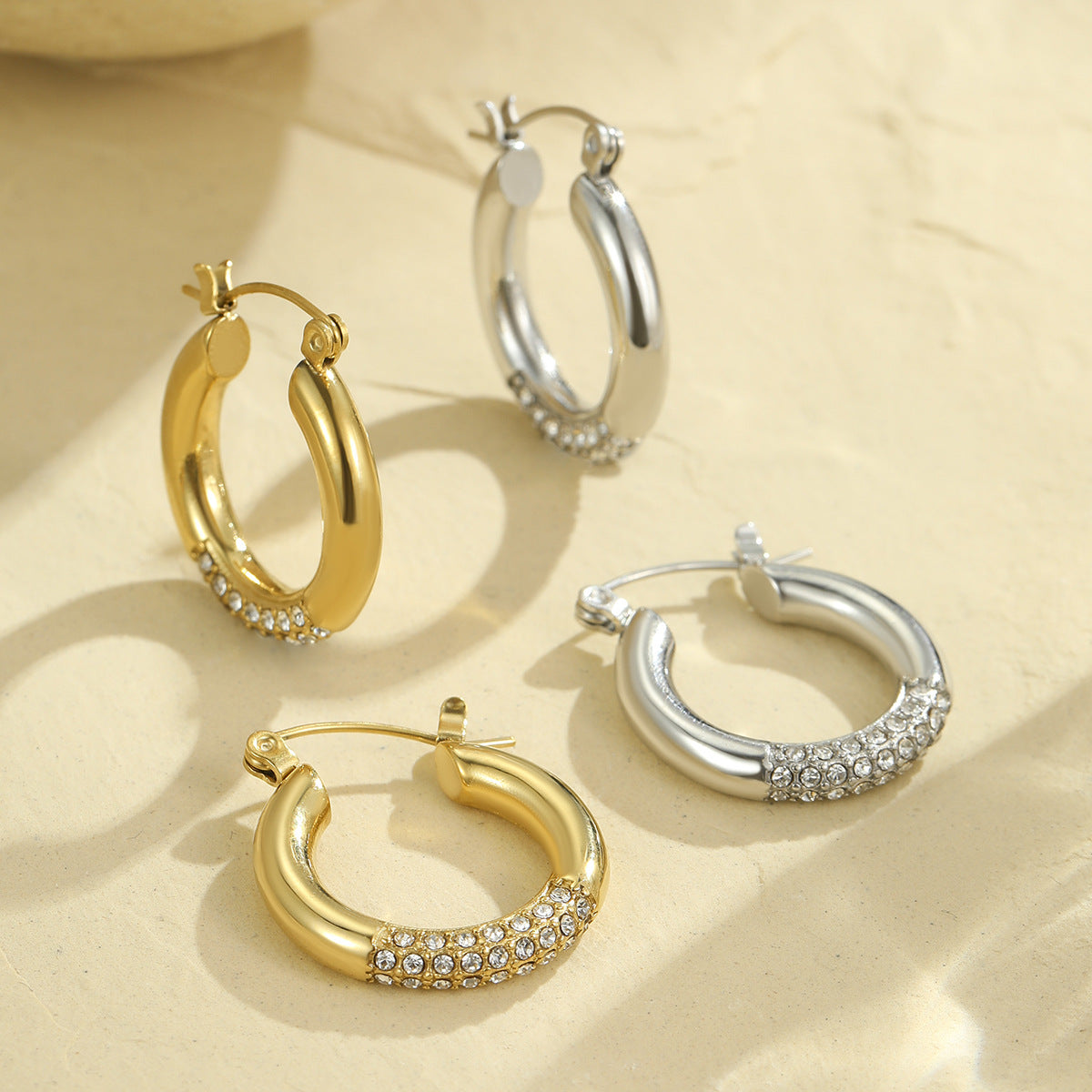 Pendientes de Aro Minimalistas Geométricos de Acero Inoxidable Chapados en Oro para Mujer con Detalles de Diamantes de Imitación