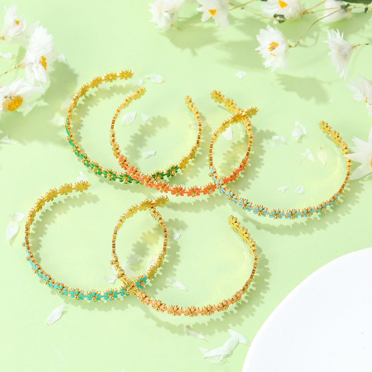 Pulsera de acero titanio con esmalte de margarita fresca y dulce para mujer con acabado chapado