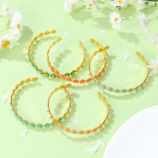 Pulsera de acero titanio con esmalte de margarita fresca y dulce para mujer con acabado chapado