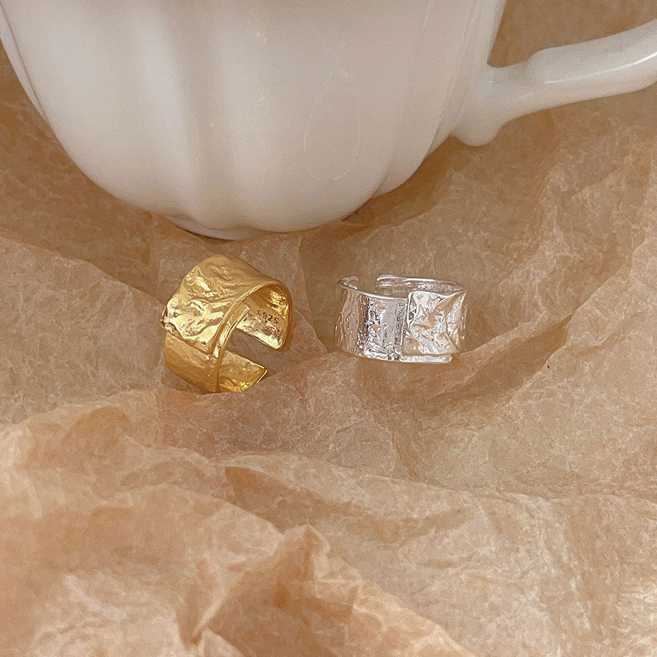 Anillo minimalista de plata de ley 925 con diseño de corazón irregular y textura de lámina de oro