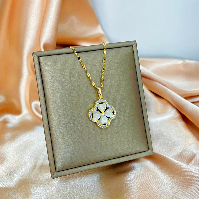 Collana con ciondolo girevole a quadrifoglio in acciaio al titanio con zirconi micropavé da donna