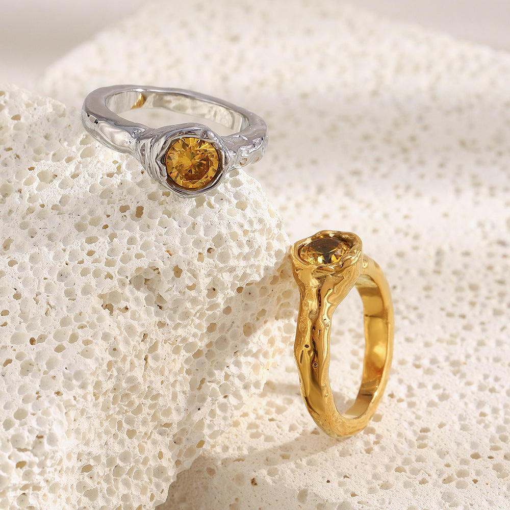 Anello minimalista geometrico in acciaio inossidabile con placcatura in oro 18 carati e singolo zircone cubico da donna
