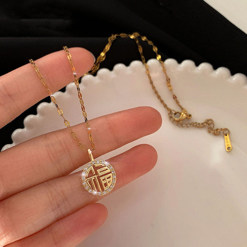 Collana a pendente rotondo in stile cinese con carattere "Fu" in acciaio al titanio con finitura placcata da donna