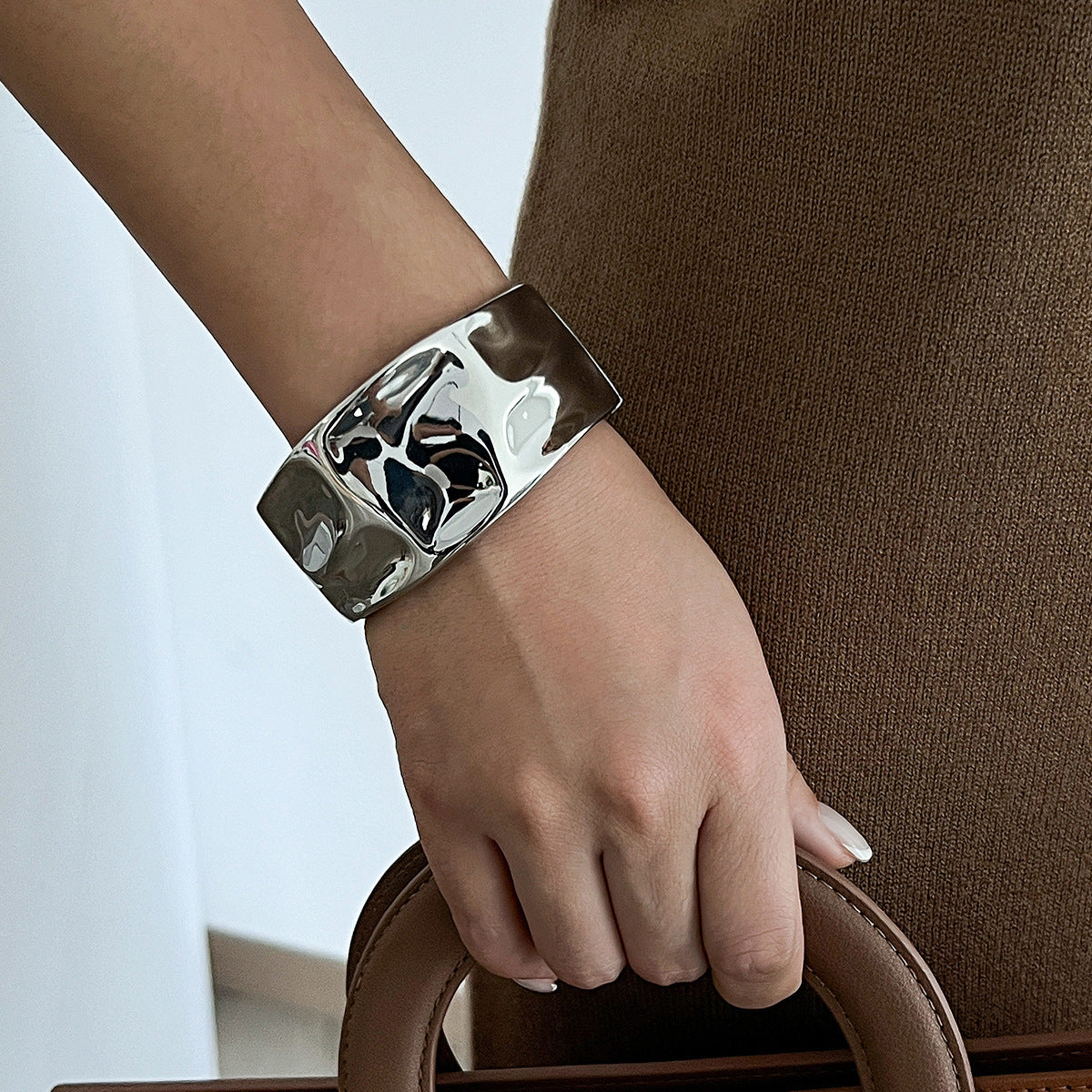 Bracciale largo in lega esagerato con texture martellata liquida, design geometrico irregolare, finitura galvanica da donna