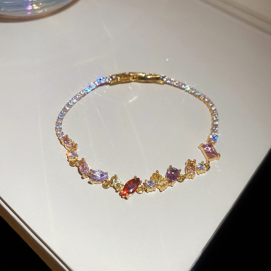 Elegante bracciale da donna con fiore geometrico e accenti in zircone, in rame placcato, stile trendy da ufficio, gioiello versatile e lussuoso per la mano