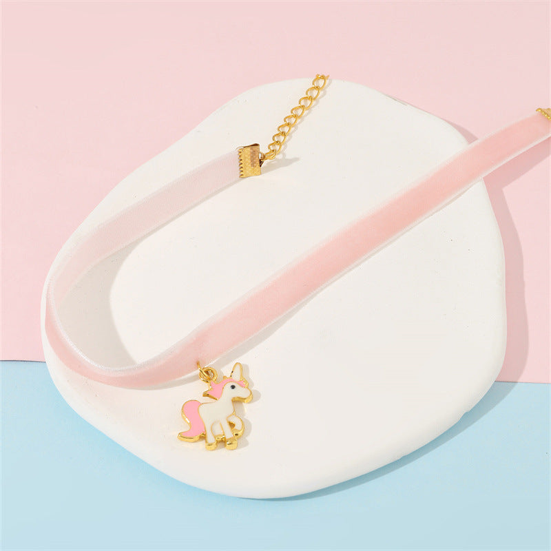 Collana con Pendente Unicorno Carino per Ragazze con Dettaglio Nastro di Raso Rosa, Costruzione in Resina Plastica, Finitura Placcata, Stile Catena alla Clavicola