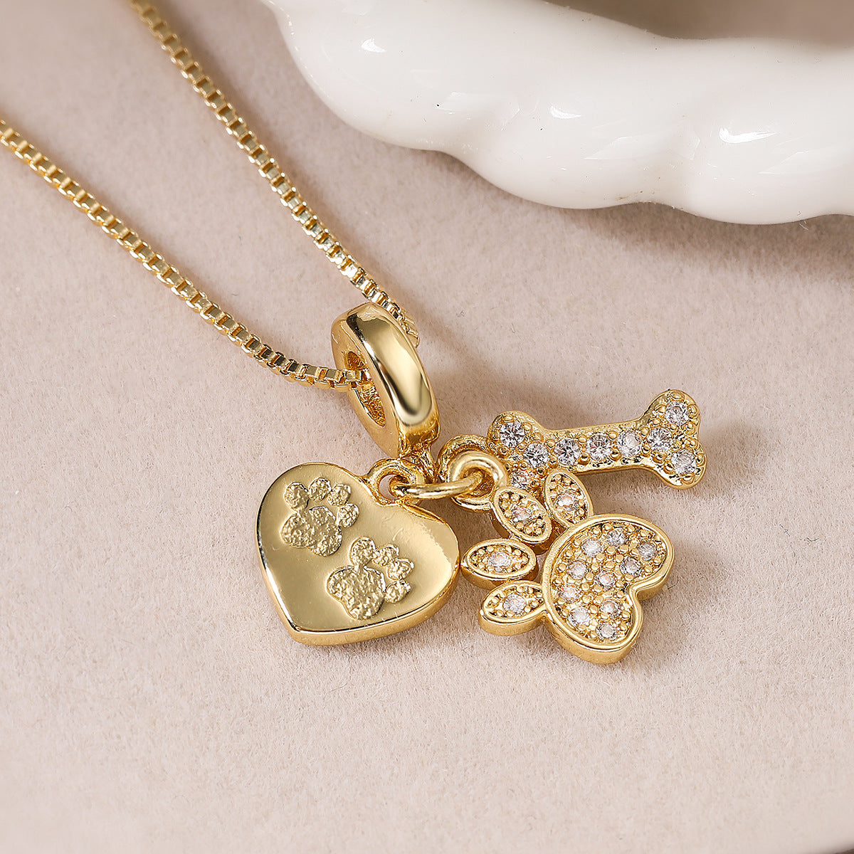Collana Pendente Geometrica Minimalista a Forma di Aeroplano in Rame con Placcatura in Oro 18K e Dettagli in Zircone per uno Styling Versatile sulla Clavicola