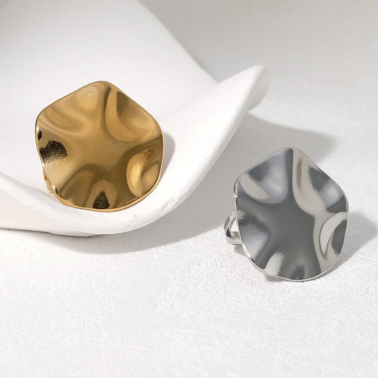 Anillo de acero inoxidable geométrico minimalista para mujer con acabado chapado, diseño de pliegue irregular, hipoalergénico y resistente a la decoloración