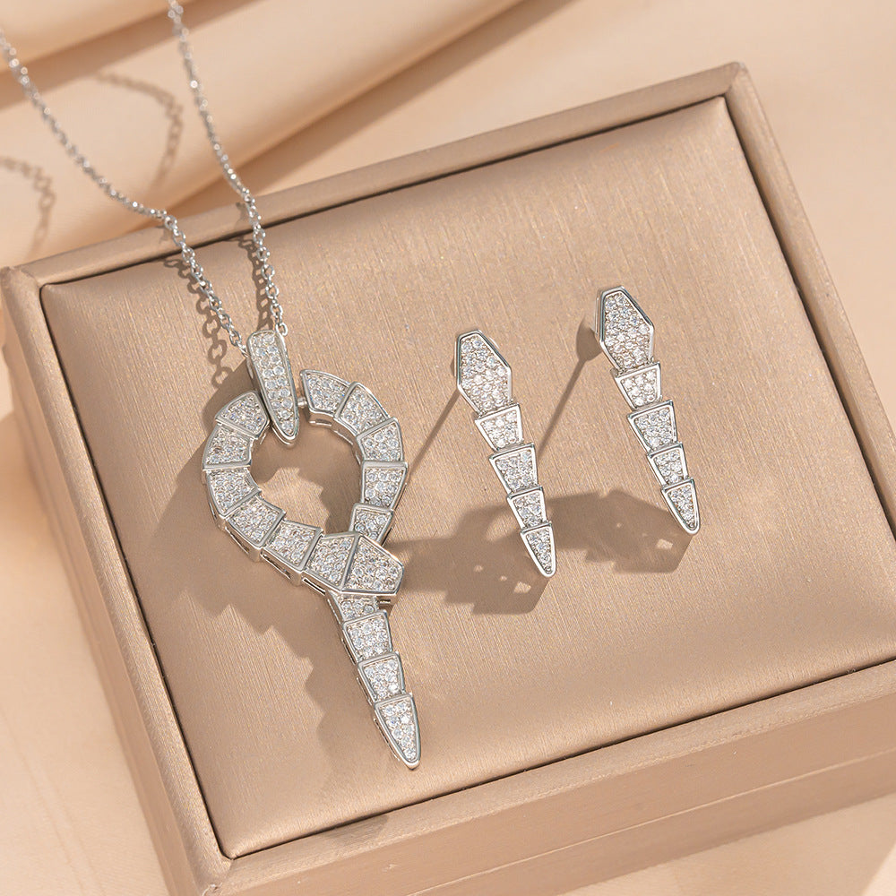 Set di Collana e Orecchini con Ciondolo a Goccia a Cuore Minimalista di Lusso in Acciaio al Titanio con Intarsi di Strass e Placcatura in Oro su Catena a O
