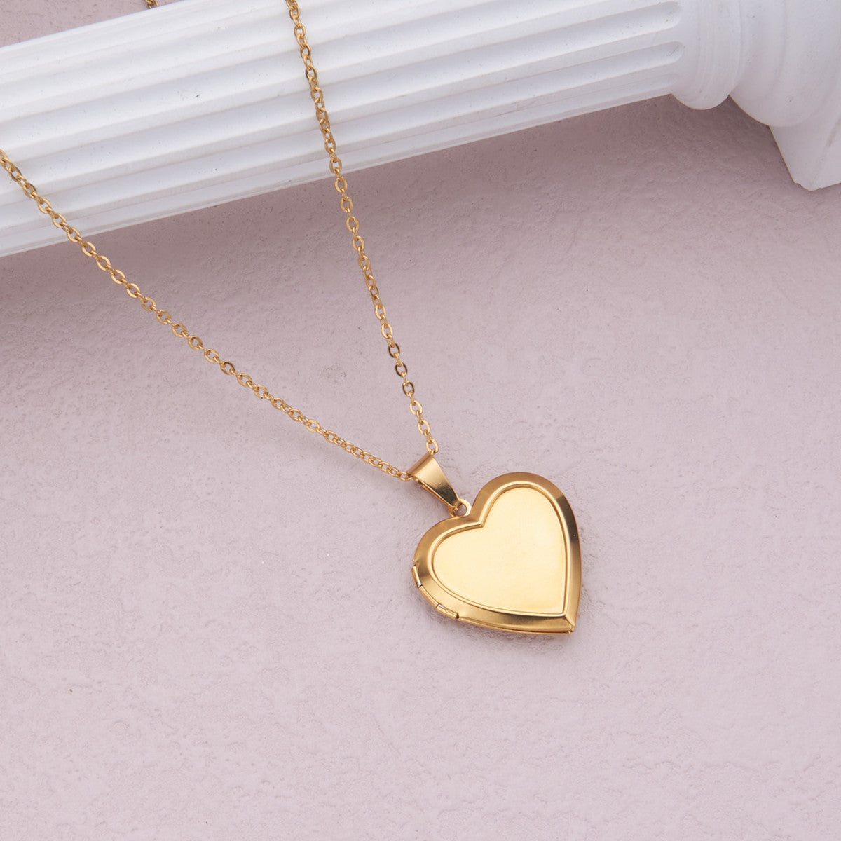 Collana con ciondolo a forma di cuore in acciaio inossidabile stile INS con montatura in acciaio al titanio e finitura in argento/oro galvanizzato