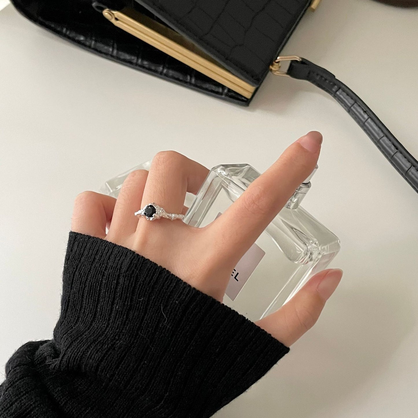 Anello Casual in Argento Sterling 925 Lucidato con Diamante Nero Geometrico e Design Aperto a Trama Astratta