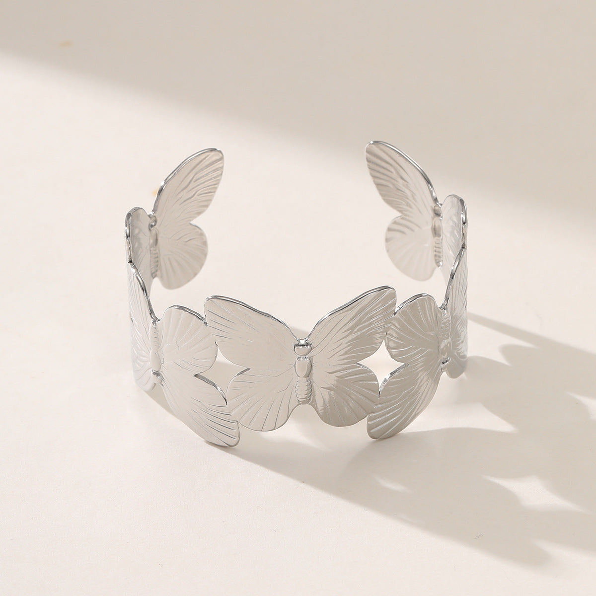 Bracciale Minimalista a Farfalla da Donna in Acciaio al Titanio Placcato Oro 18K, Ipoallergenico e Resistente allo Sbiadimento