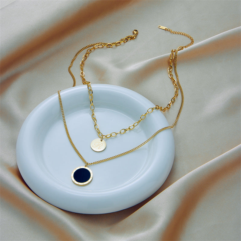 Collana Minimalista a Doppio Strato con Ciondolo Rotondo a Numeri Romani in Acciaio al Titanio con Finitura Placcata