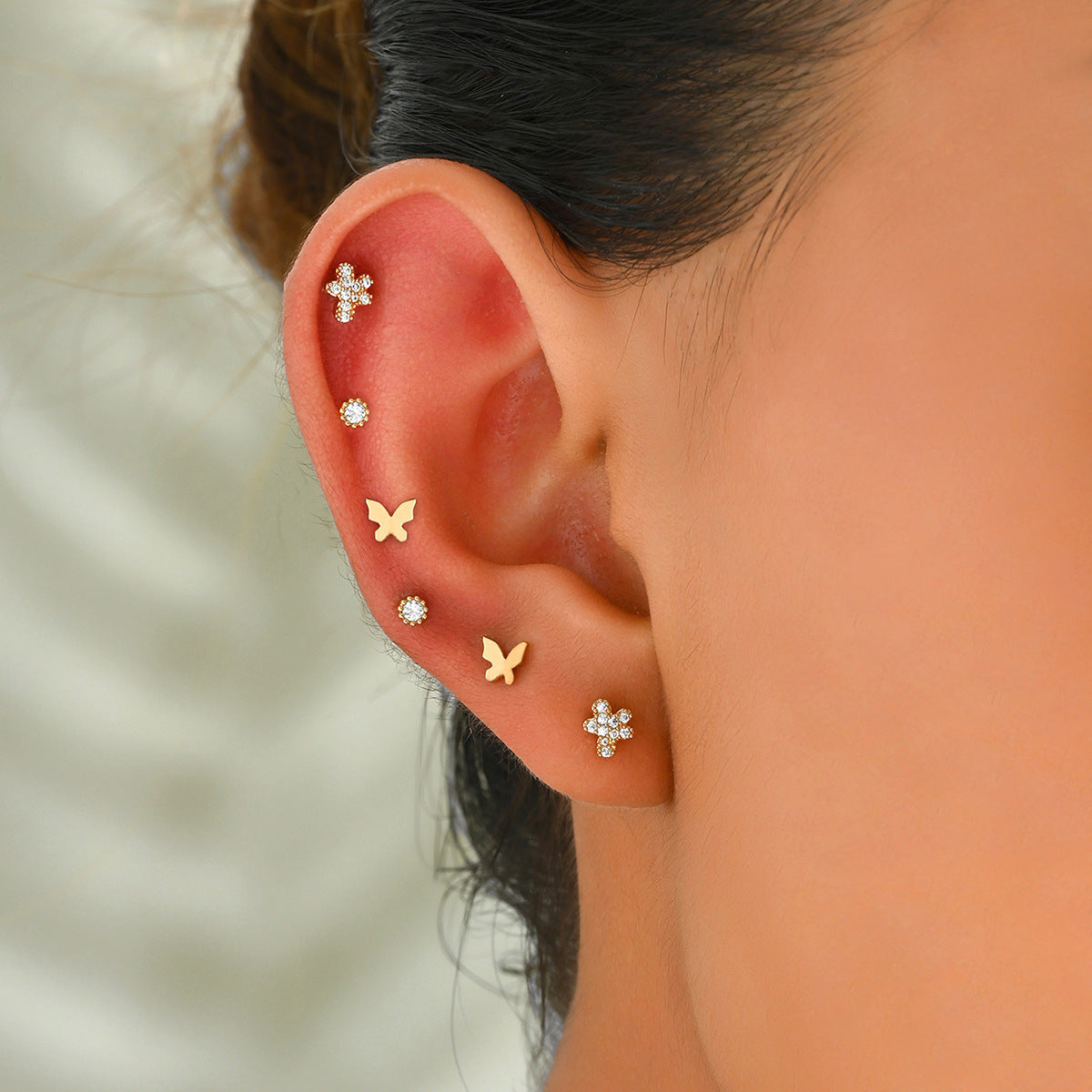 Pendientes de Mariposa Minimalistas para Mujer con Incrustaciones de Circonita en Base de Cobre y Postes de Acero Inoxidable