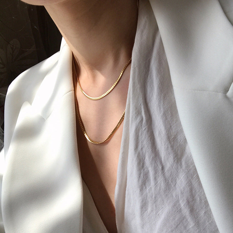 Collar Minimalista de Cadena de Látigo para Hip-Hop de Tono Frío en Acero de Titanio con Chapado en Oro para Mujeres y Hombres