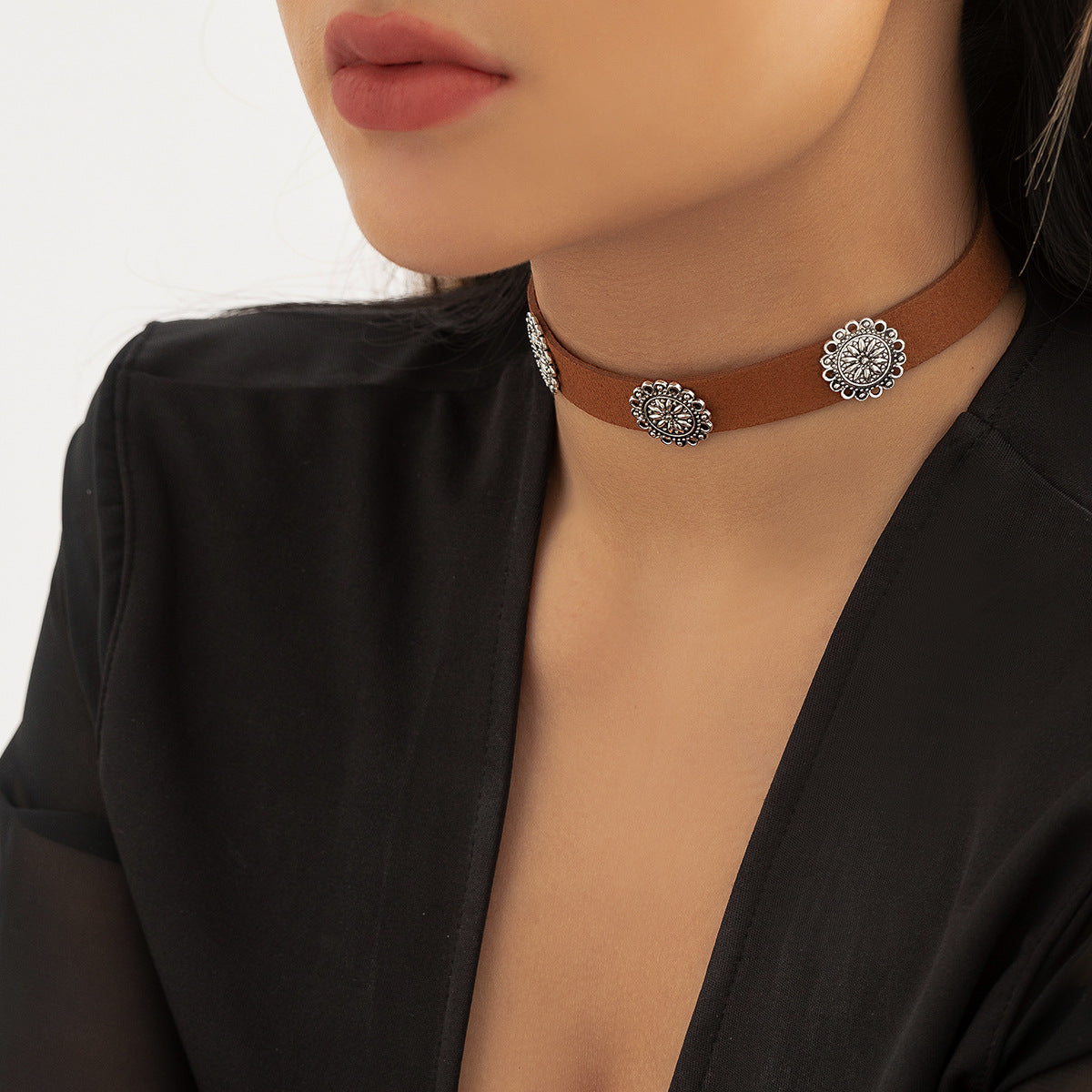 Collar Gargantilla Bohemio Vintage con Colgante de Disco Floral Geométrico con Flecos Metálicos y Aleación Chapada