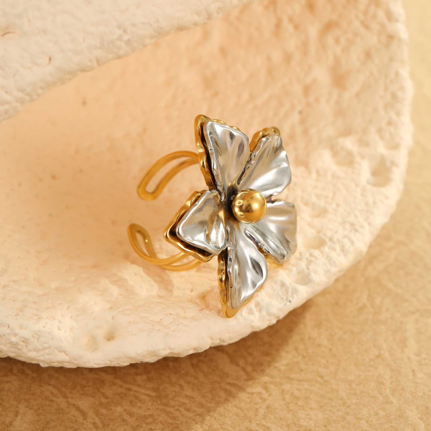 Anillo de lujo de acero inoxidable con diseño floral geométrico y baño de oro de 18 quilates para mujer