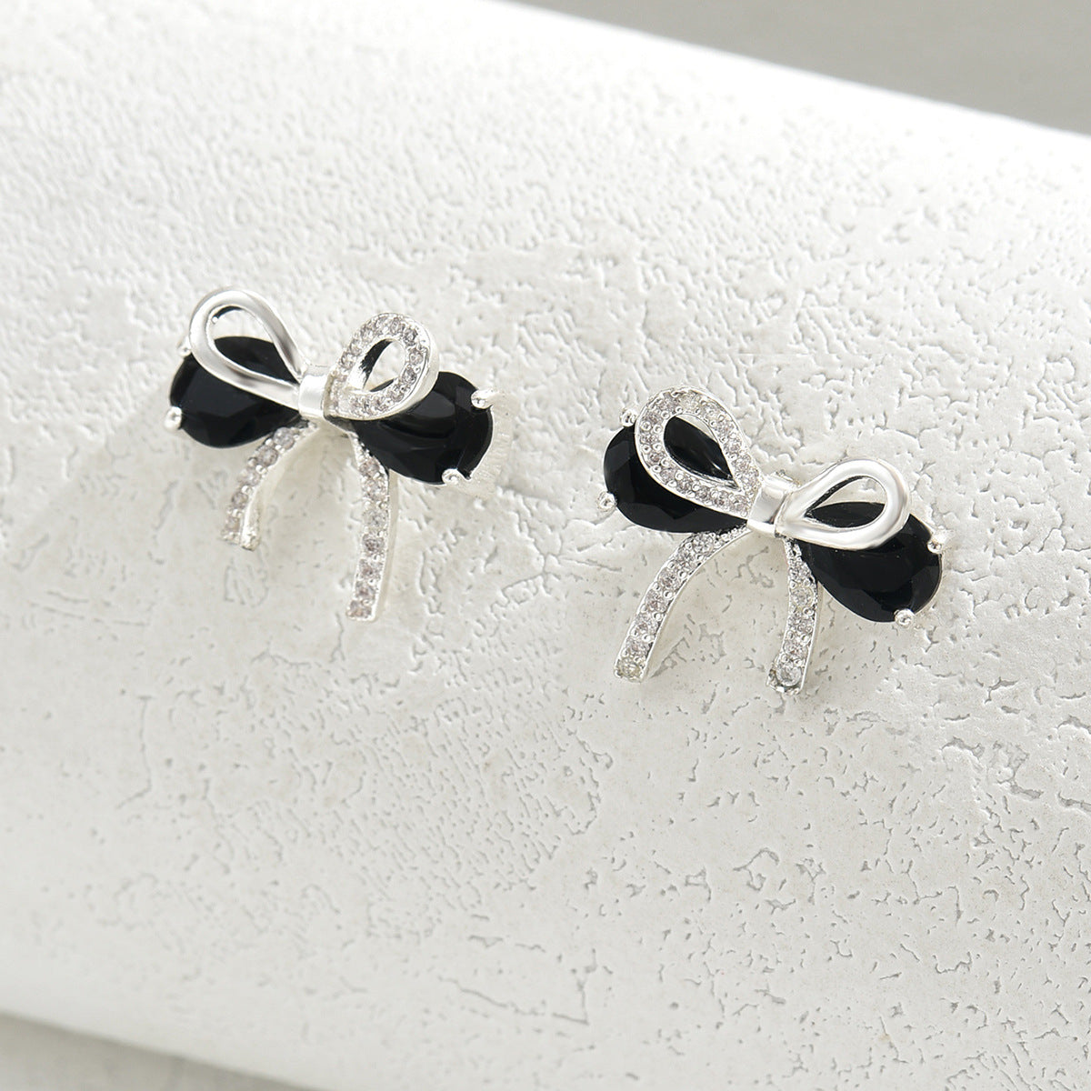 Pendientes de cobre con forma de lazo minimalista y circonitas para mujer