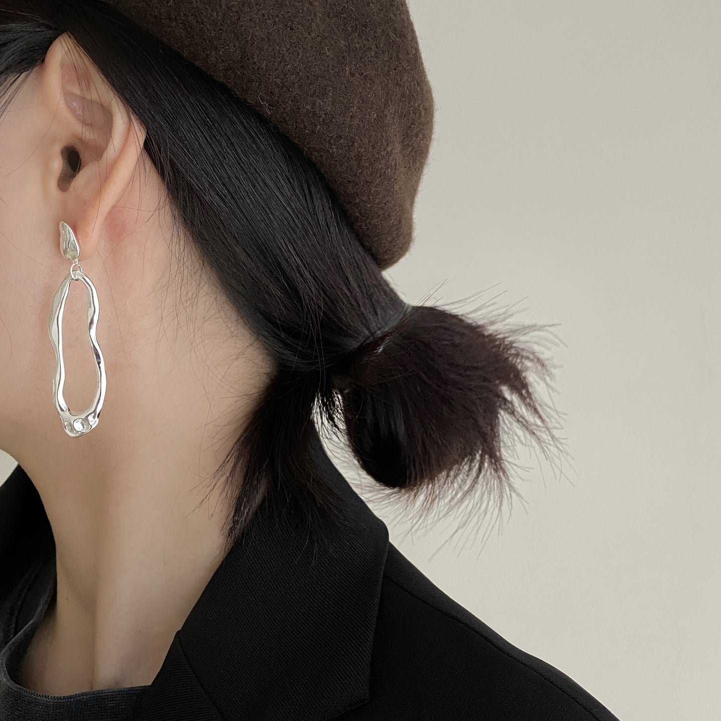 Orecchini minimalisti in argento sterling 925 a forma di goccia asimmetrica con intarsio di perle e nappina