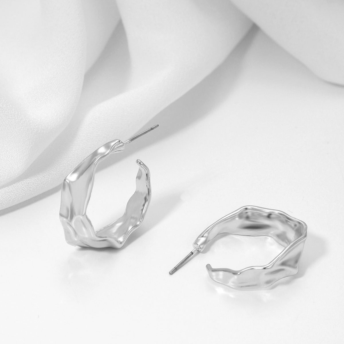 Pendientes de aleación con diseño geométrico minimalista en forma de U para mujer con acabado galvanizado y líneas limpias
