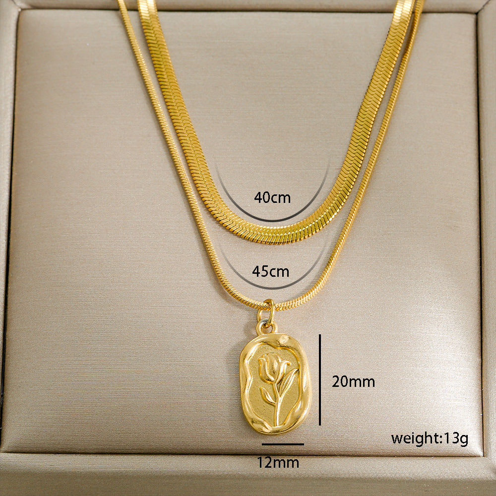 Collana corta a strati in acciaio inossidabile placcato con ciondolo a rosa floreale minimalista da donna con catena a lama