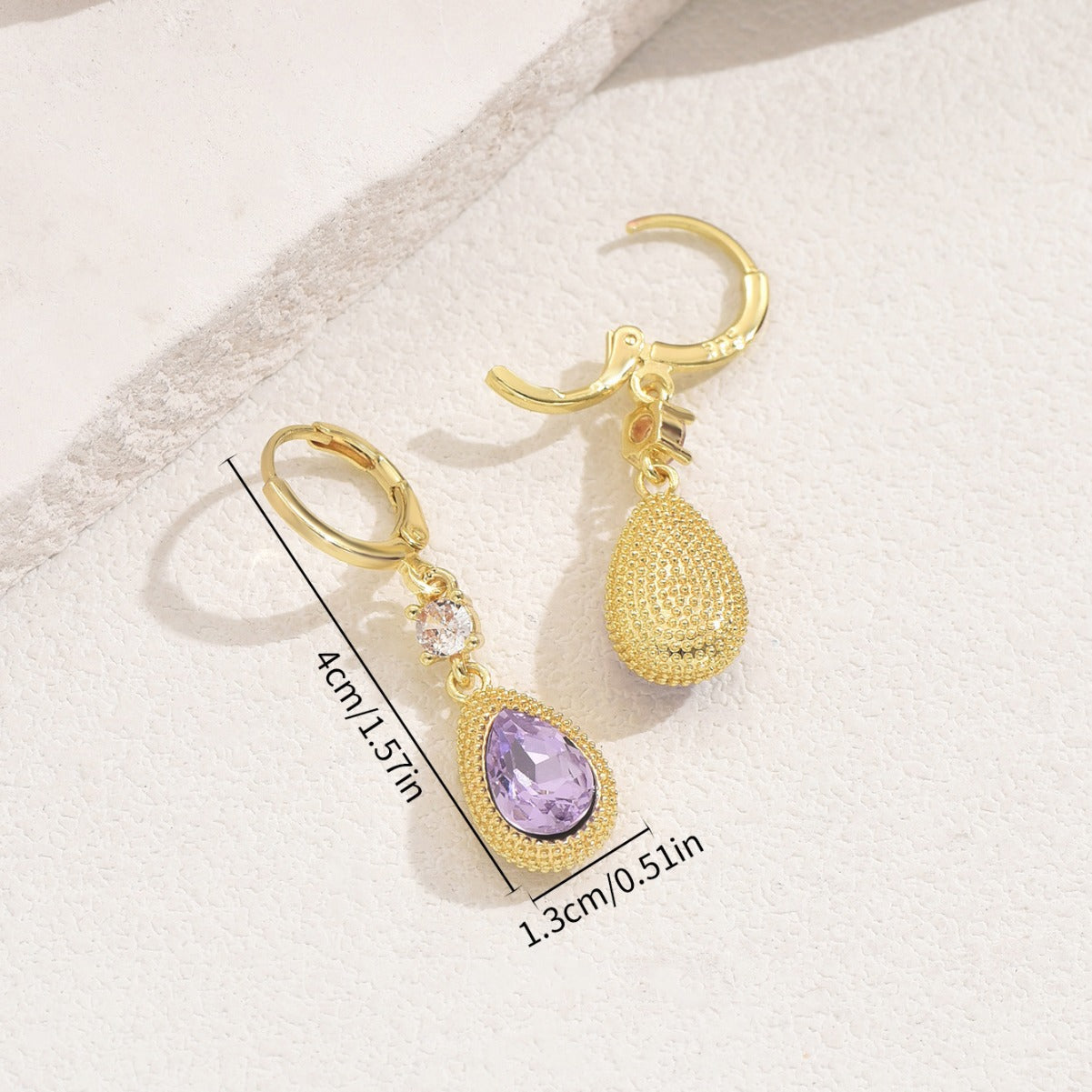 Pendientes Geométricos Minimalistas para Mujer con Incrustaciones de Amatista en Base de Cobre y Postes de Acero Inoxidable