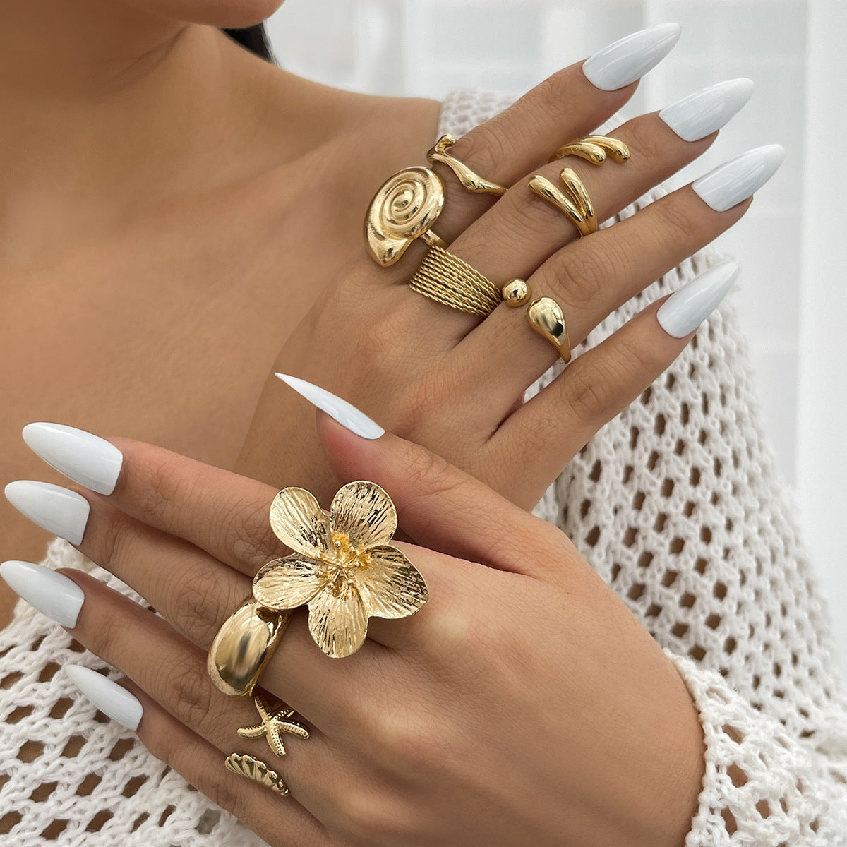 Anello aperto personalizzato con elementi floreali e geometrici, conchiglia e stella