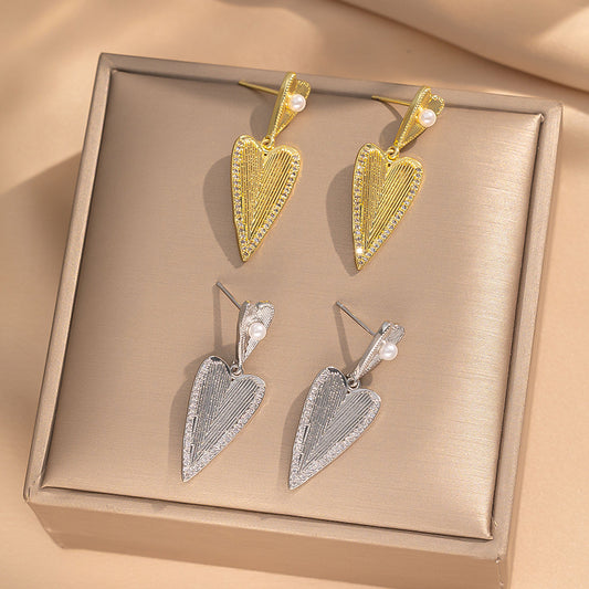 Aretes minimalistas y modernos de titanio en forma de corazón con baño de oro real y acento de perlas hipoalergénicas