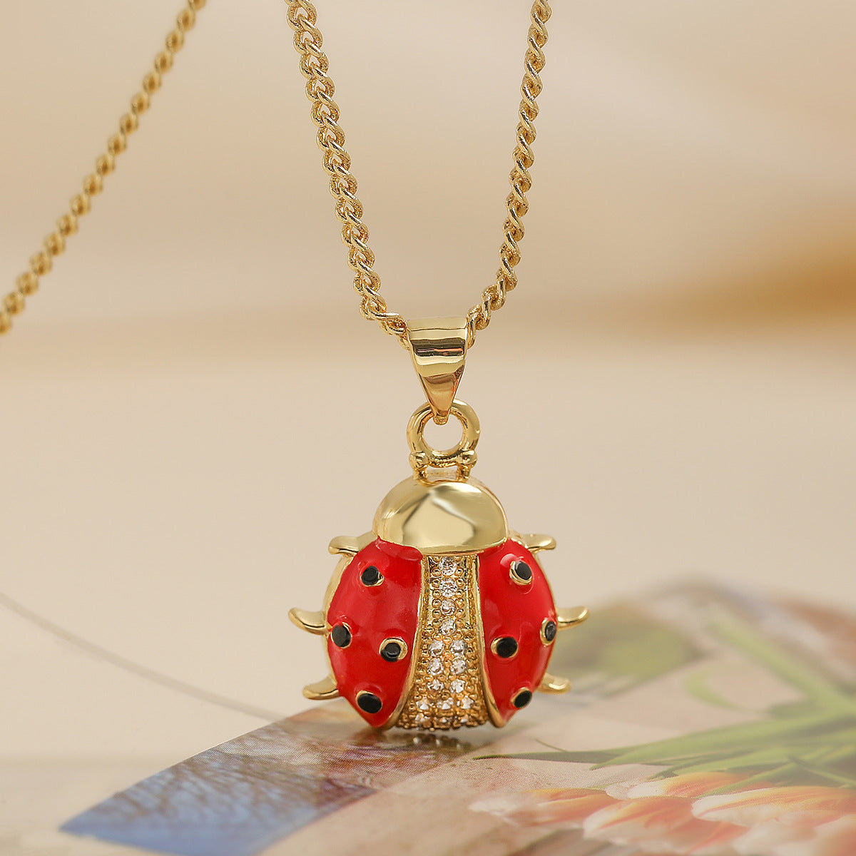 Collana con Ciondolo a Coccinella Floreale Irregolare Minimalista in Rame Placcato Oro 18K e Finitura a Smalto
