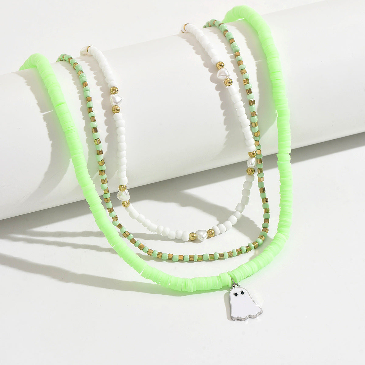 Collar colgante fantasma estilo bohemio con cuentas de arcilla polimérica en cadena regular para mujer
