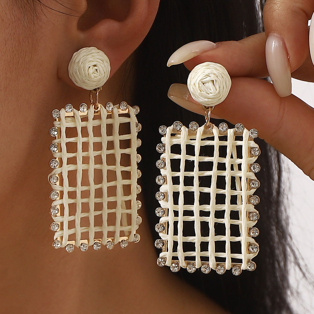 Orecchini in rafia intrecciata con ritagli geometrici da donna con dettagli in strass, stile fresco e minimalista per le vacanze