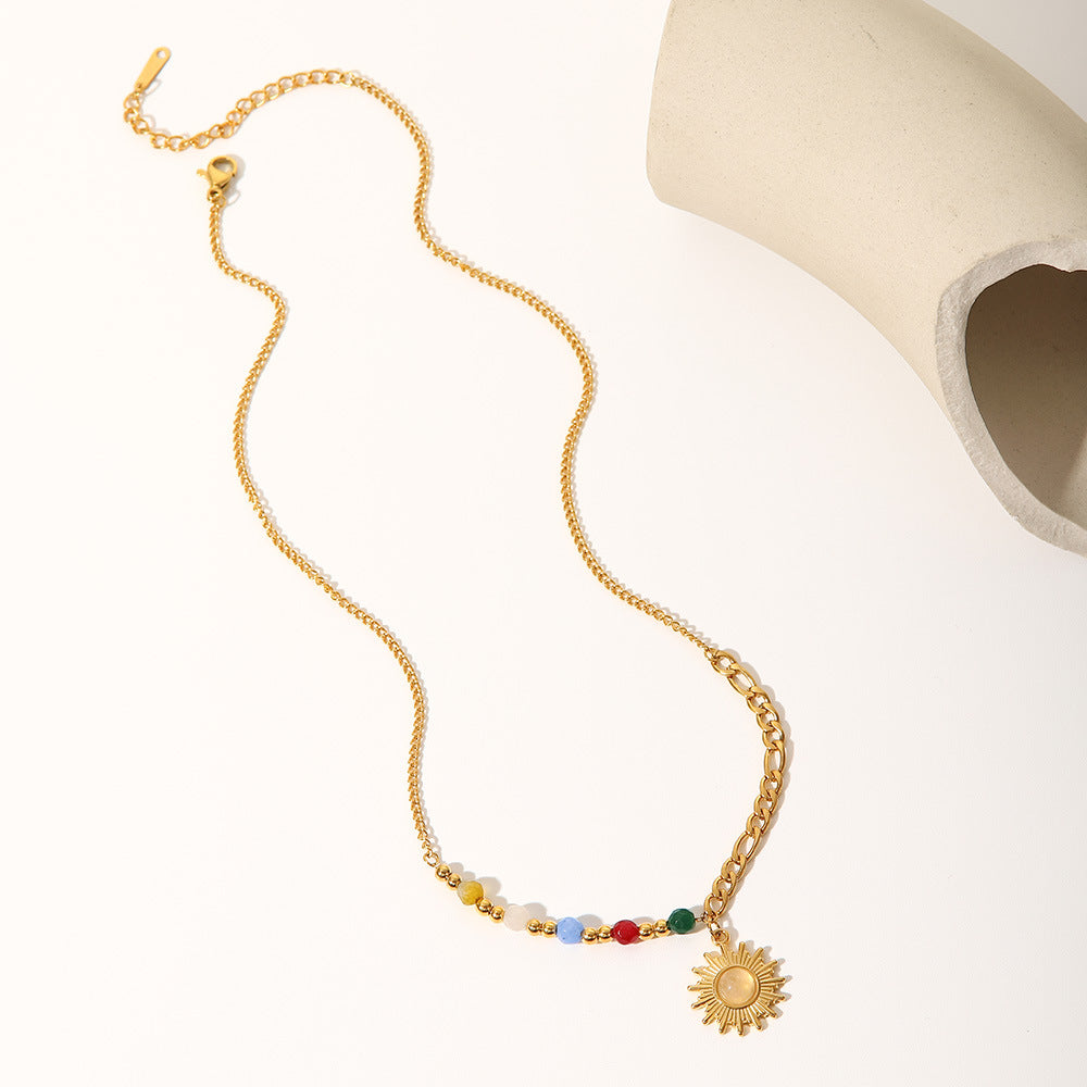 Collar con colgante geométrico estilo INS de acero de titanio con acabado chapado en oro de 18 quilates, dije de sol de piedra natural ojo de gato y detalles de piedras coloridas