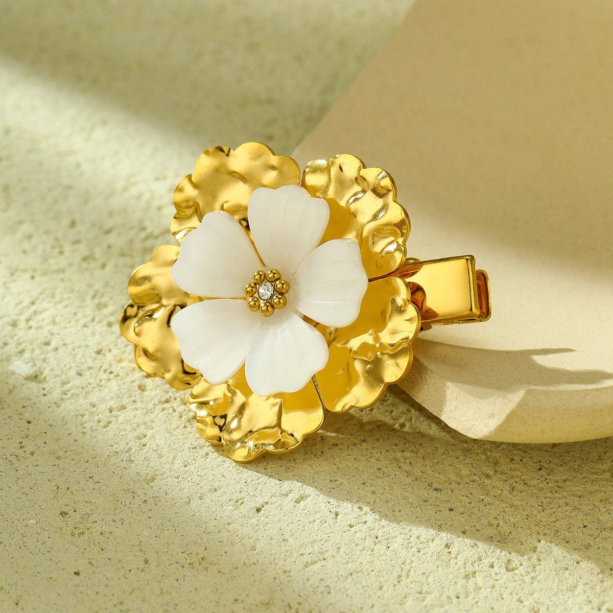 Fashionable Pearl-Embellished Stainless Steel Hair Clip with Petal Design for Women, Polished Finish, Minimalist Office Style