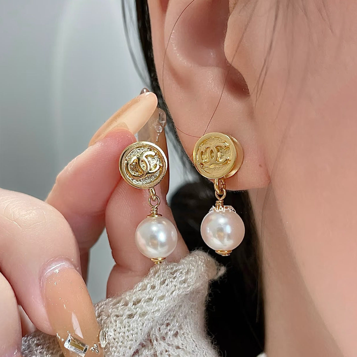 Elegantes pendientes colgantes de perlas redondas con doble C y postes de plata de ley 925 para mujer