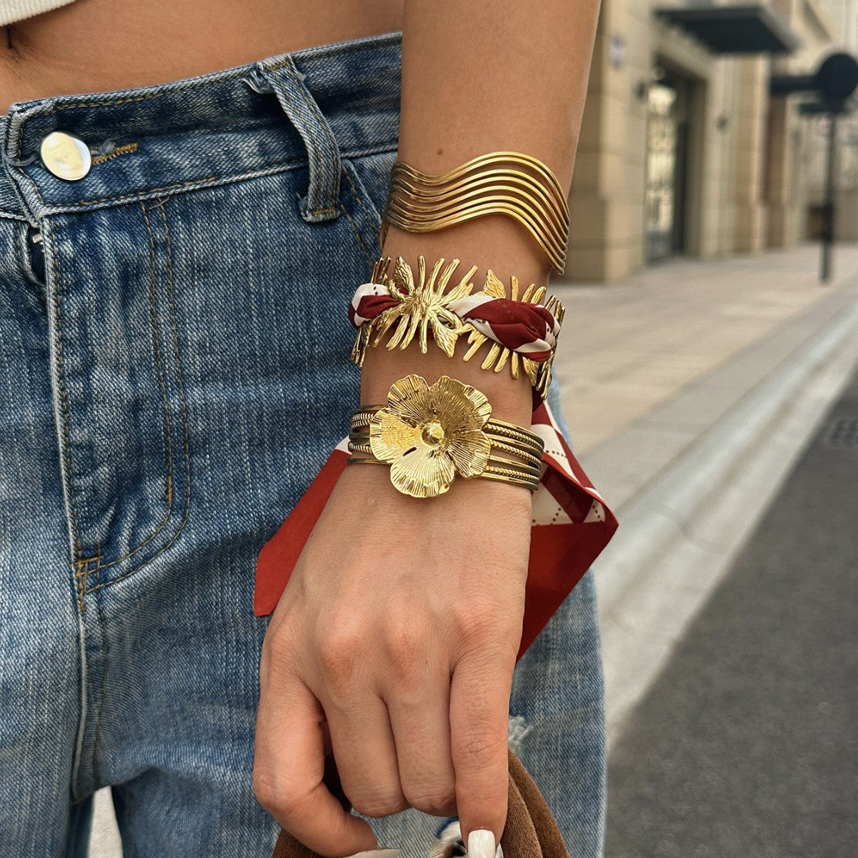 Bracciale rigido aperto vintage in acciaio inossidabile placcato con motivo floreale rotondo