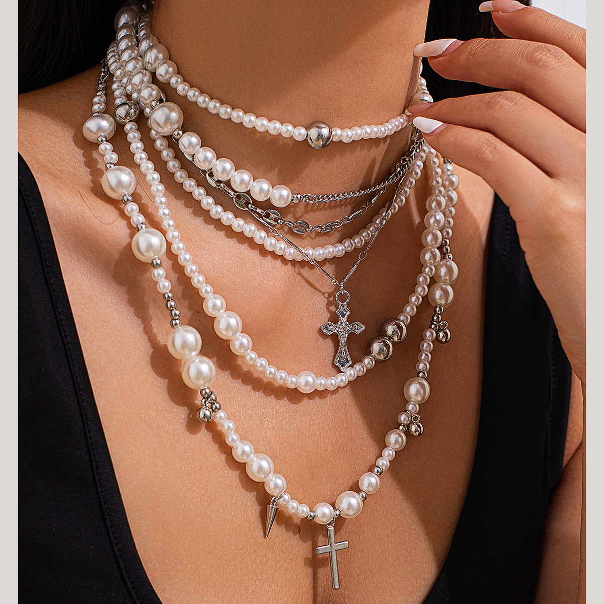 Collana Girocollo Minimalista Vintage Multistrato con Ciondolo a Croce in Lega, Dettaglio Borchia con Strass, Perle Imitazione e Catena a Sfera