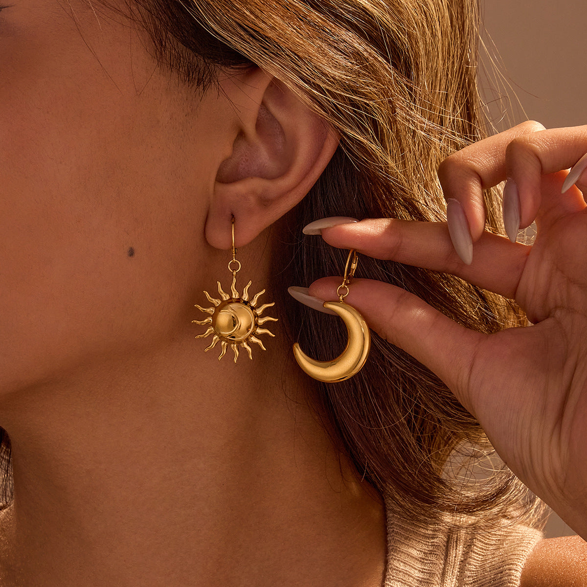 Pendientes de Luna y Sol Geométricos Estilo Francés Vintage en Acero Titanio con Baño de Oro de 18K para Mujer