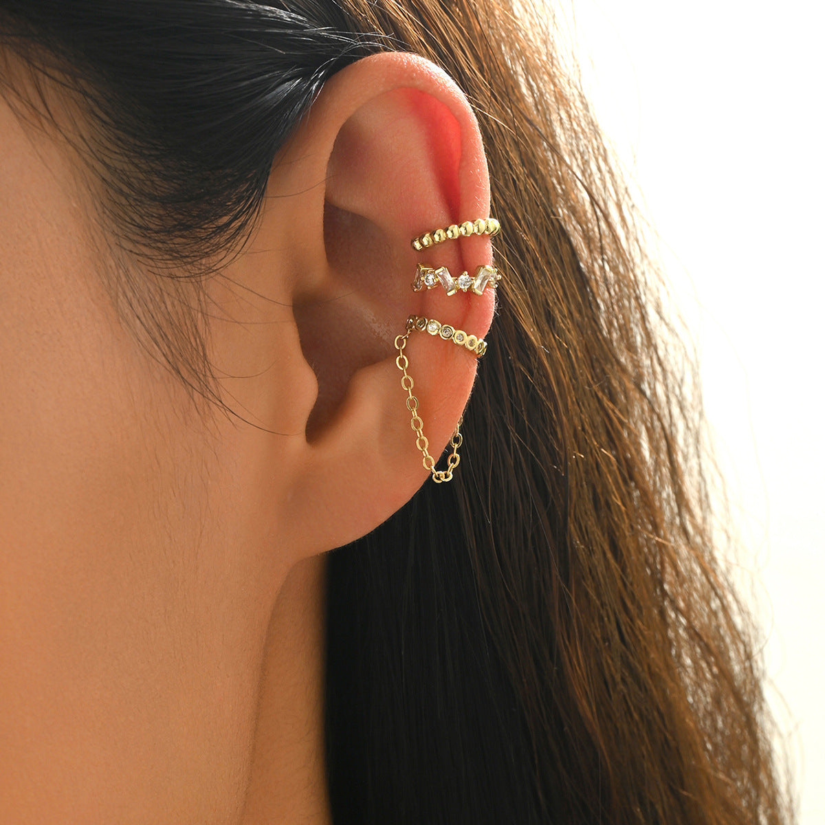Orecchini da donna geometrici a U minimalisti in lega di zinco con intarsi in strass e perni in acciaio inossidabile