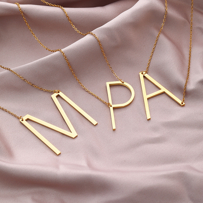 Collar Minimalista con Dije de Letra Chapado en Acero de Titanio para Mujer con Cadena de Eslabones Ajustable