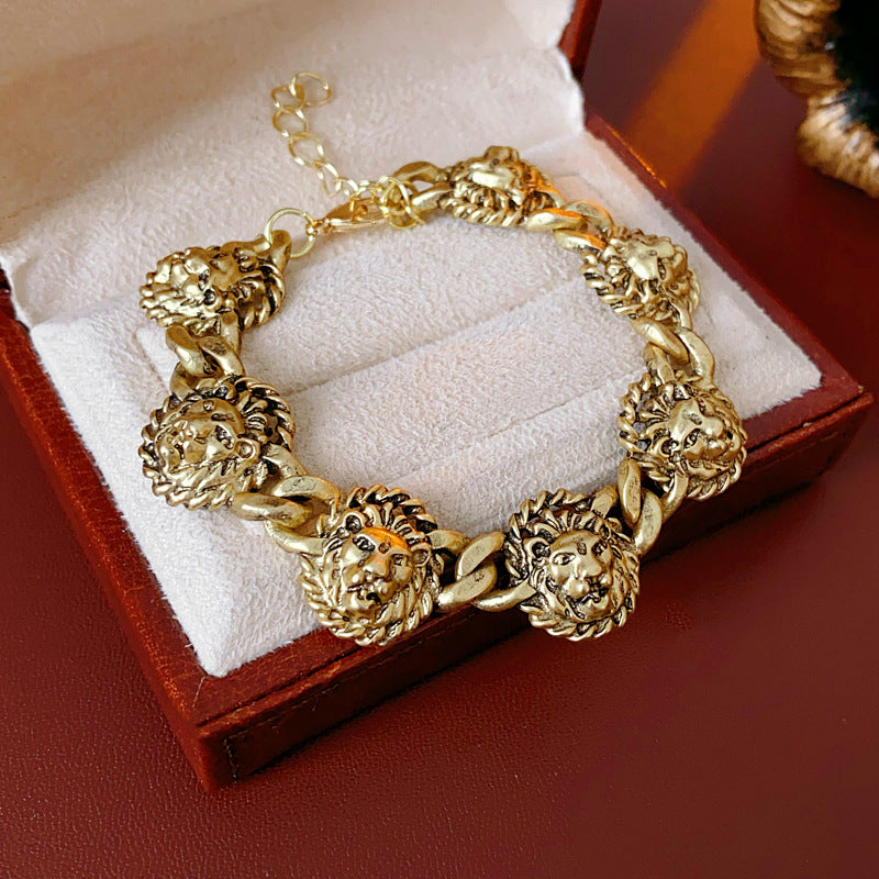 Collana pendente vintage con testa di leone per donna con catena in lega placcata oro, set di gioielli di tendenza in stile medaglione retrò minimalista