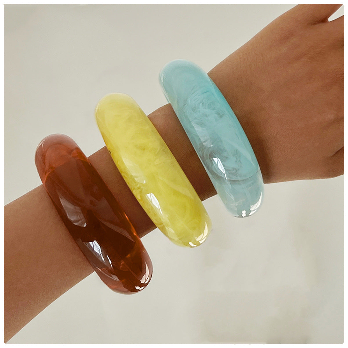 Braccialetto da donna in resina semitrasparente a forma di liquido irregolare geometrico con finitura smaltata