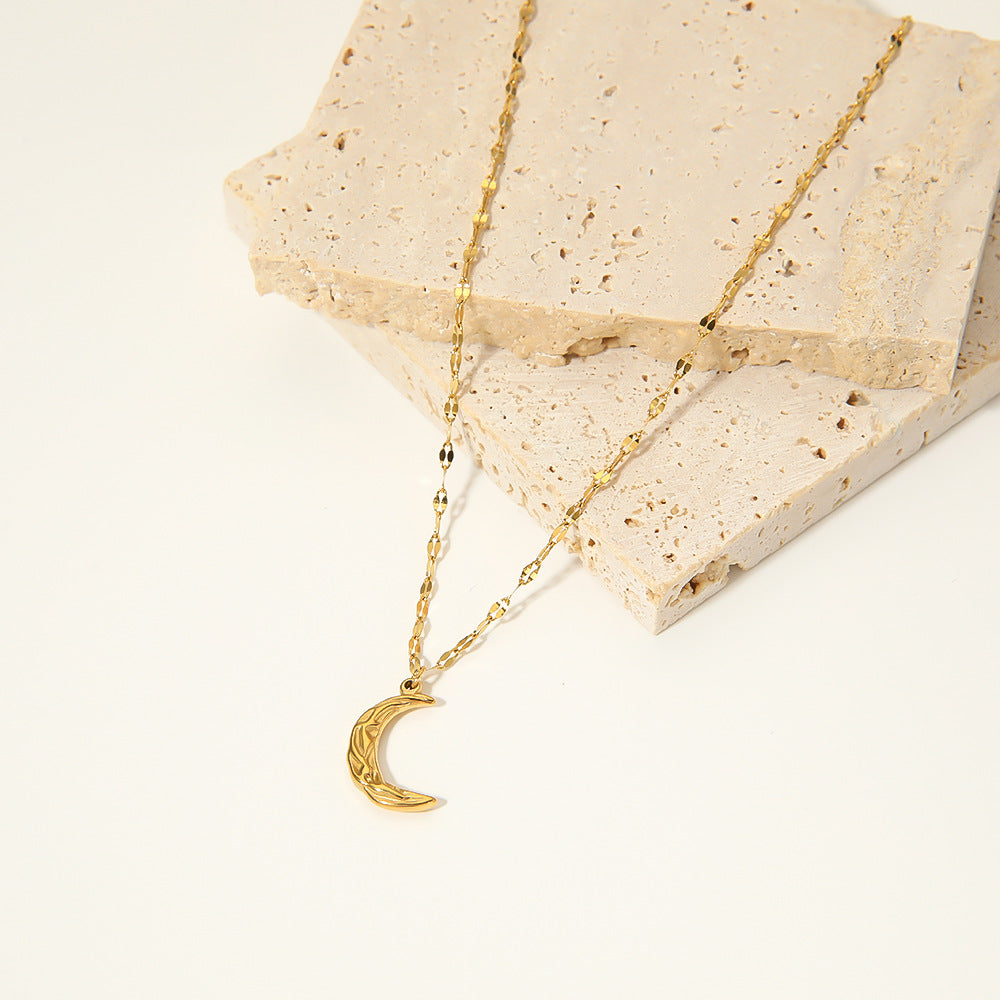 Collana con ciondolo a luna geometrica da donna con catena in acciaio inossidabile e ciondolo in acciaio al titanio, placcata sotto vuoto in oro 18 carati, con texture ondulata e piegata ispirata alla lava