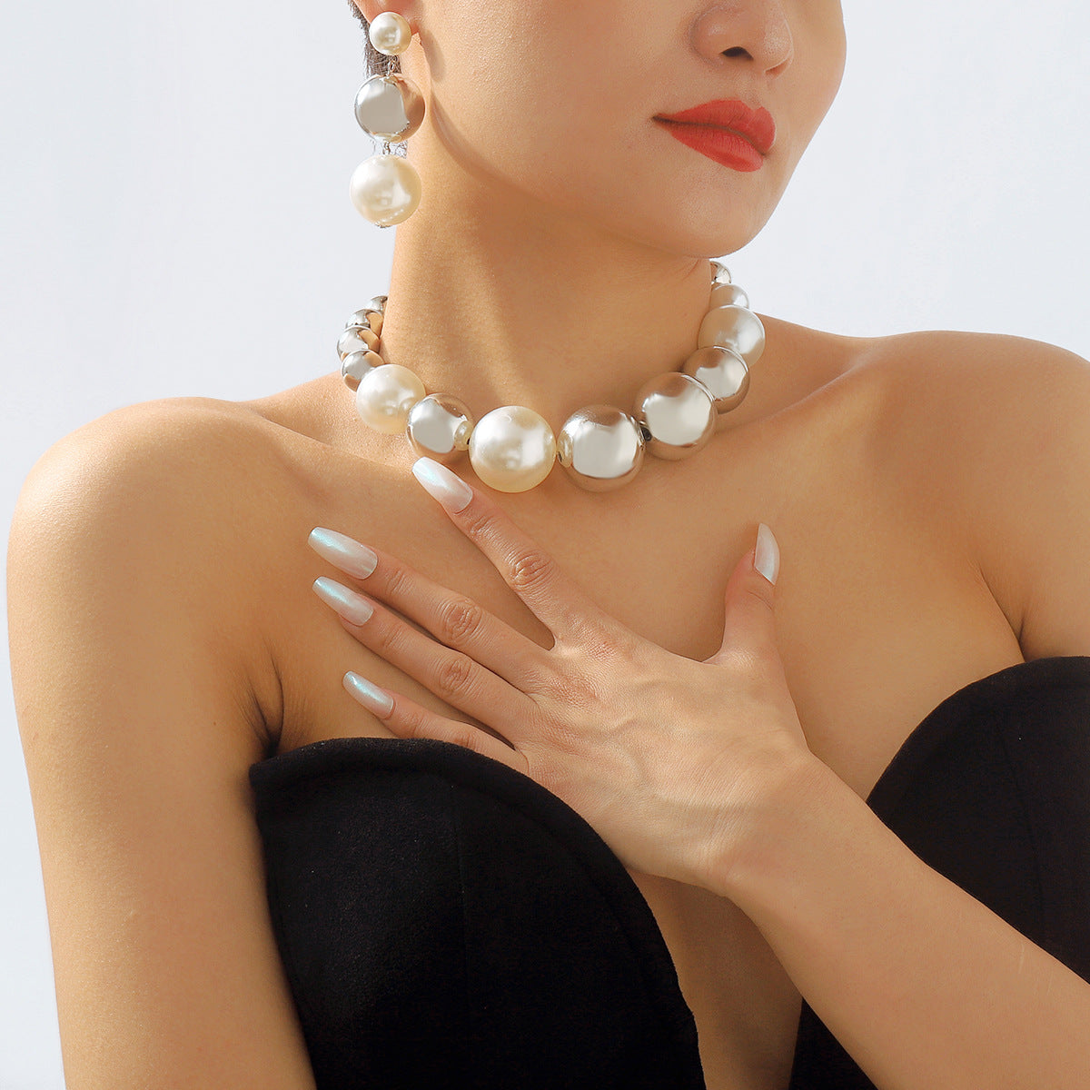 Collana da donna con perle geometriche e design deciso, con catena in ferro e finitura artigianale