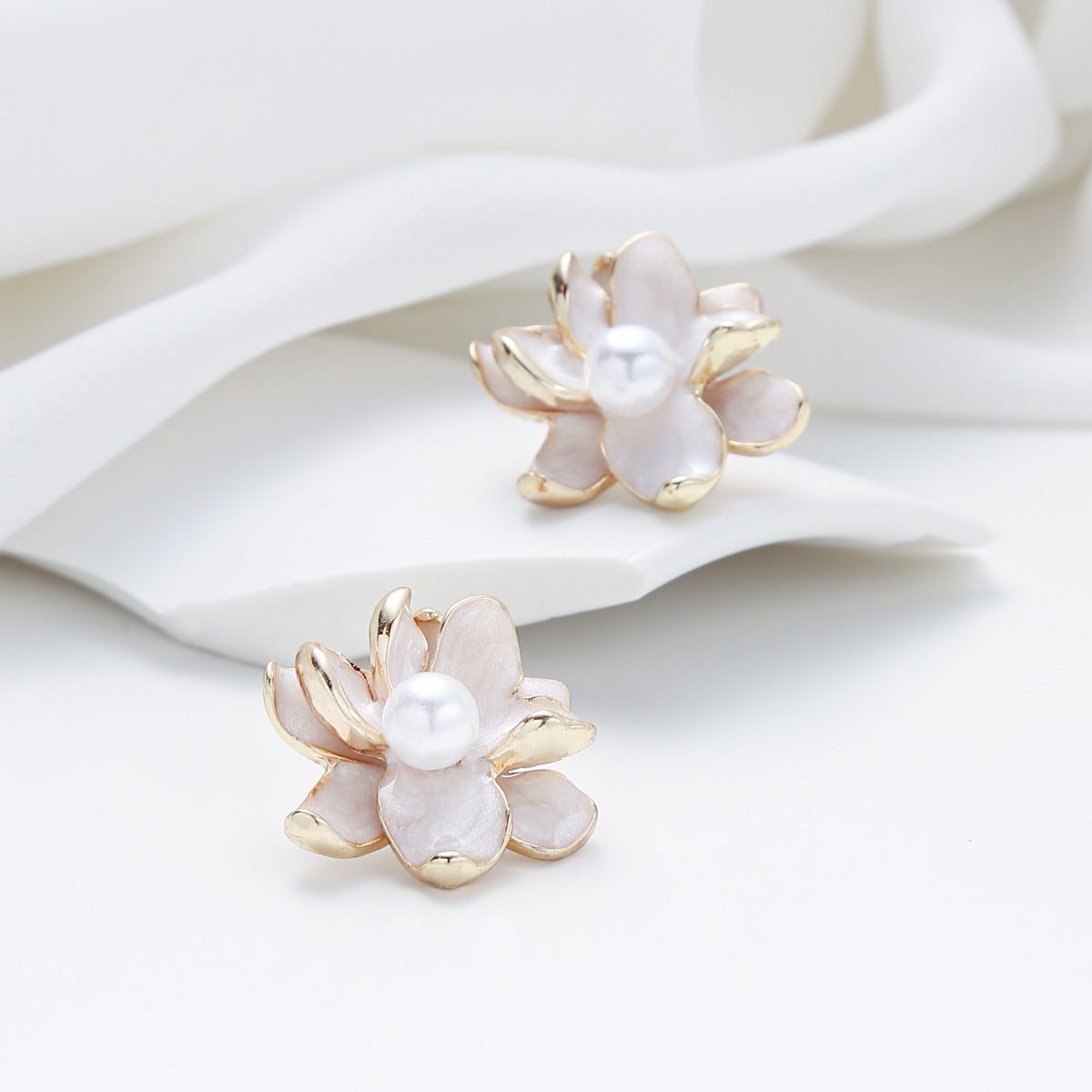 Pendientes de tuerca florales minimalistas con incrustaciones de perlas en aleación de metal para mujer