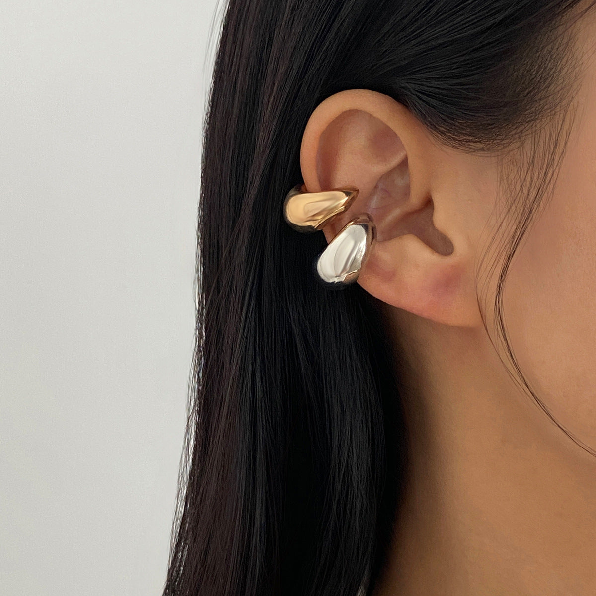 Orecchini a clip lucidi geometrici minimalisti a forma di C da donna con finitura galvanica